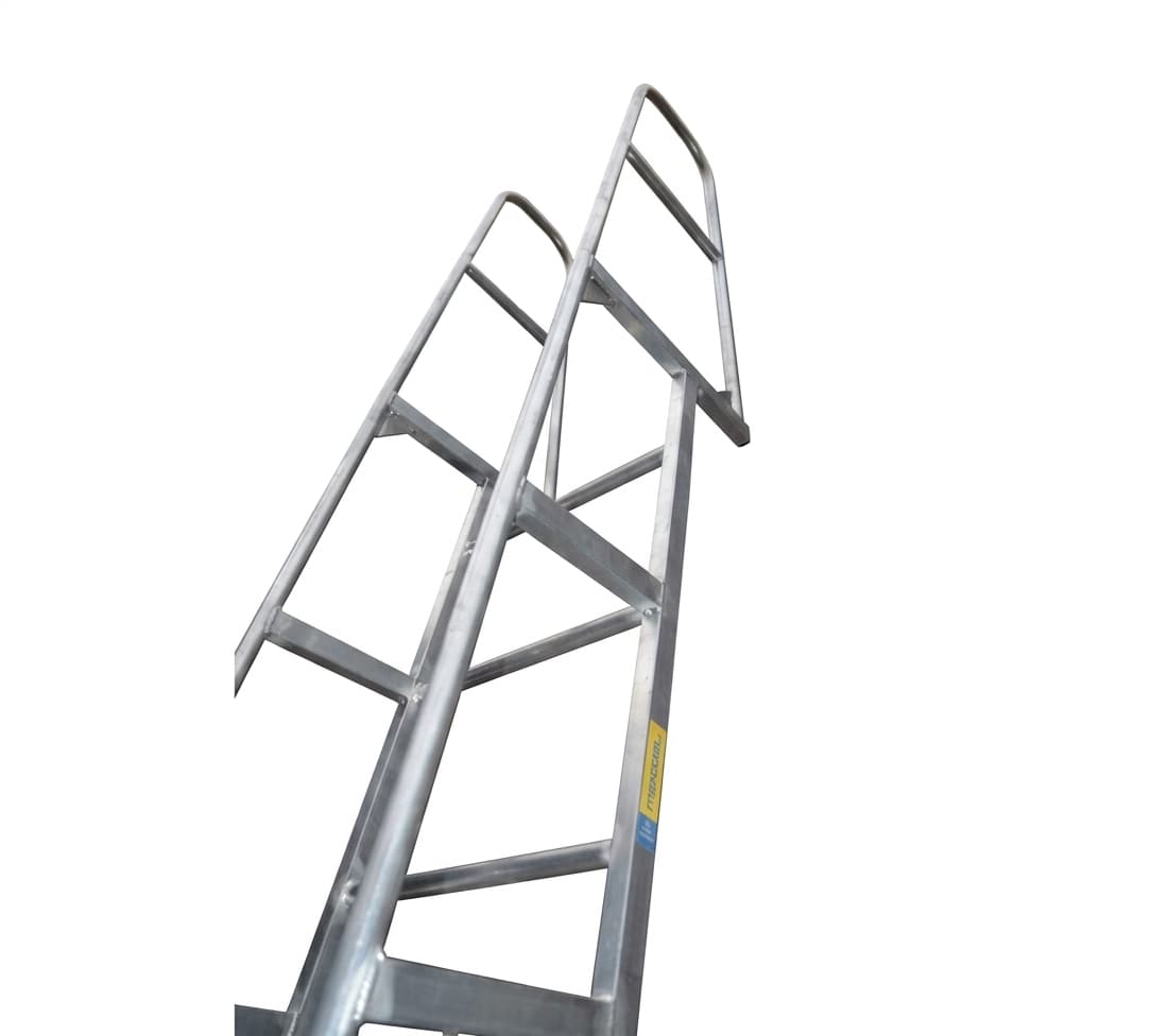 Приставная лестница с поручнями MEGAL ЛПНА 3,0/4,17 алюминиевая 320541